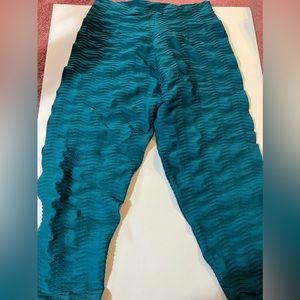 NEVER WORN Booty by Brabants teal crop leggings.